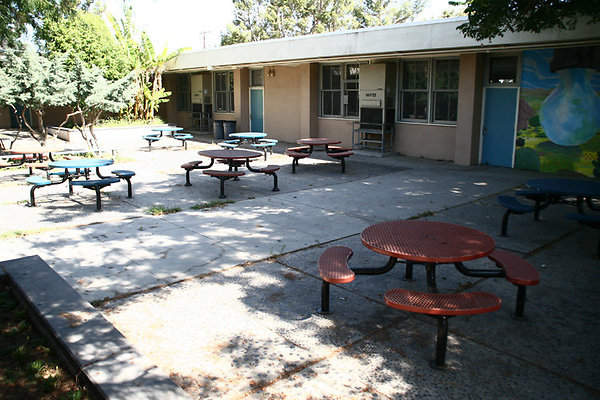 Cafeteria-Outdoor Eating Area-4